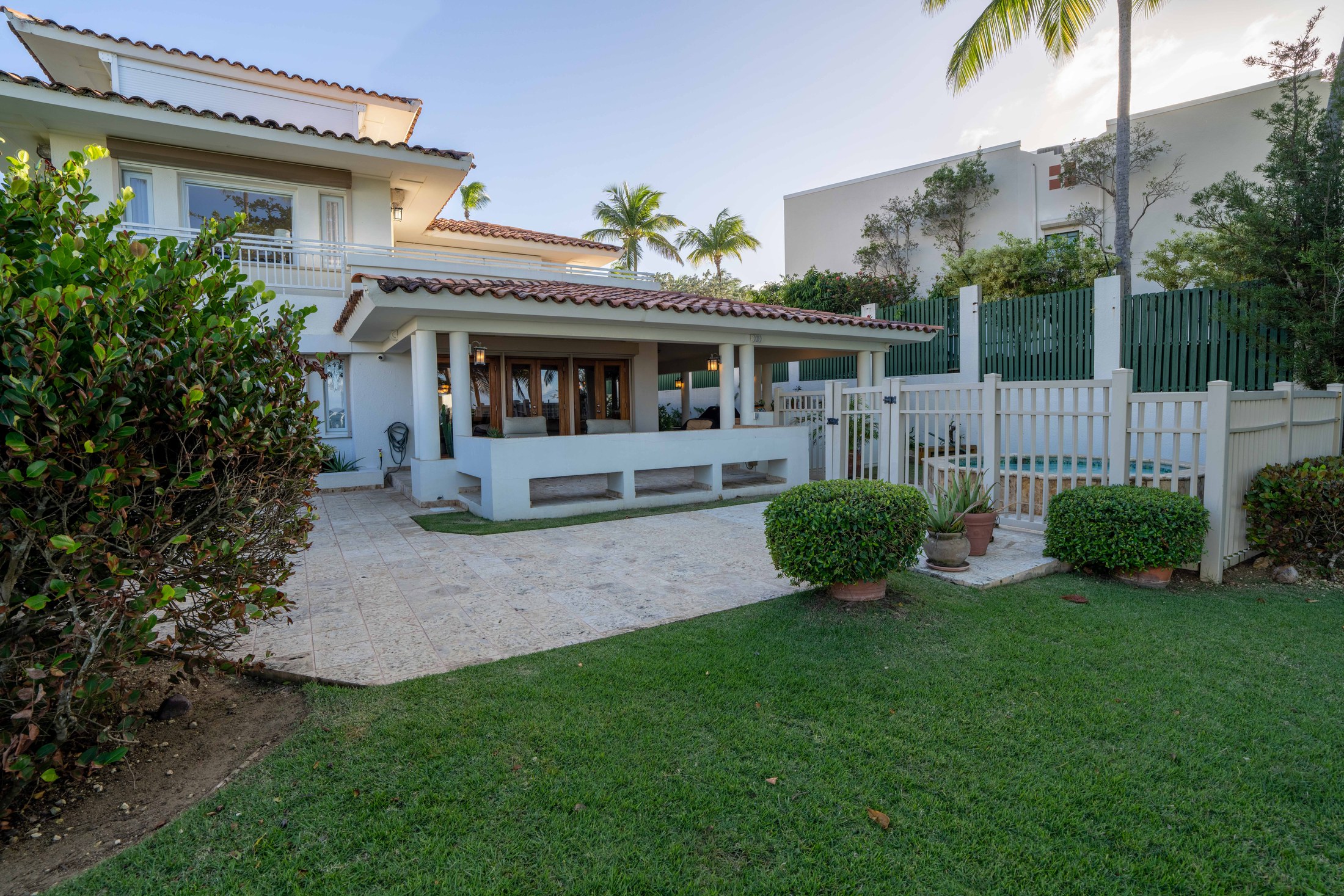Villa Paraíso beachfront exterior and yard