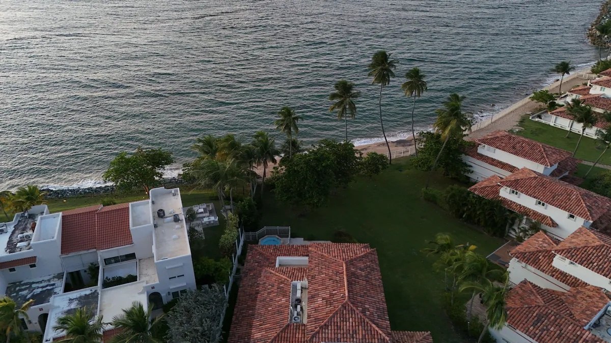 Aerial view of Villa Paraíso directly on the shoreline