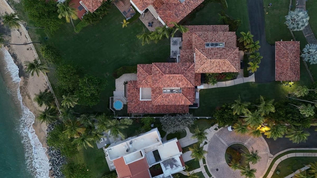 Aerial view of Villa Paraíso and its beachfront lawn
